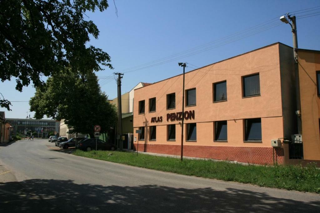 Penzion Atlas Štúrovo エクステリア 写真